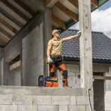 Budowlaniec na placu budowy domu 35m2, zastanawia się jaki fundament pod dom wybrać.