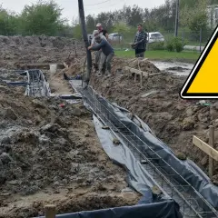 Budowa fundamentów: wylewanie betonu do zbrojenia w wykopie.
