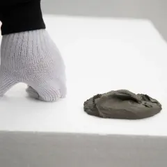 Rękawica na białym styropianie, obok masa szpachlowa. Idealny styropian na podłogę pod wylewkę.