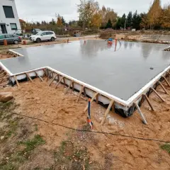 Świeżo wylana płyta fundamentowa, gotowa na budowę domu. Solidny fundament to podstawa.