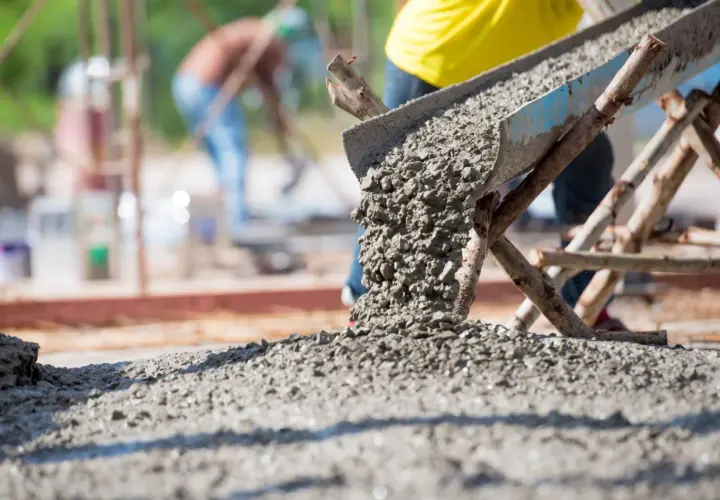 Betoniarka wylewa świeży beton na plac budowy.