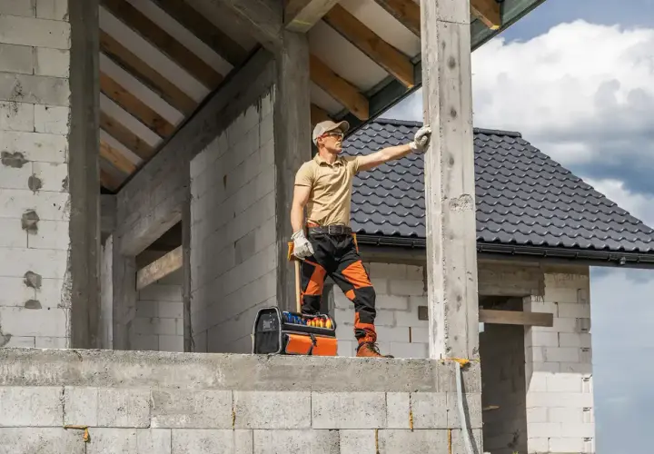 Budowlaniec na placu budowy domu 35m2, zastanawia się jaki fundament pod dom wybrać.