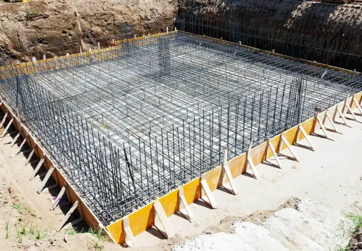 Siatka zbrojeniowa na fundamenty, gotowa do zalania betonem. Solidna konstrukcja zapewnia wytrzymałość.