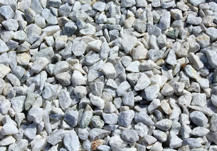 Mnóstwo białego, łamanego tłucznia na podjazd. Idealny materiał, by stworzyć estetyczny i trwały podjazd.