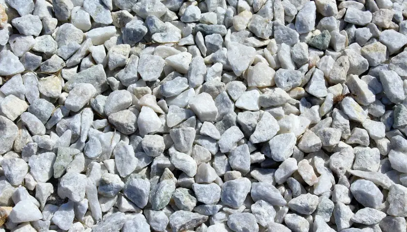 Mnóstwo białego, łamanego tłucznia na podjazd. Idealny materiał, by stworzyć estetyczny i trwały podjazd.