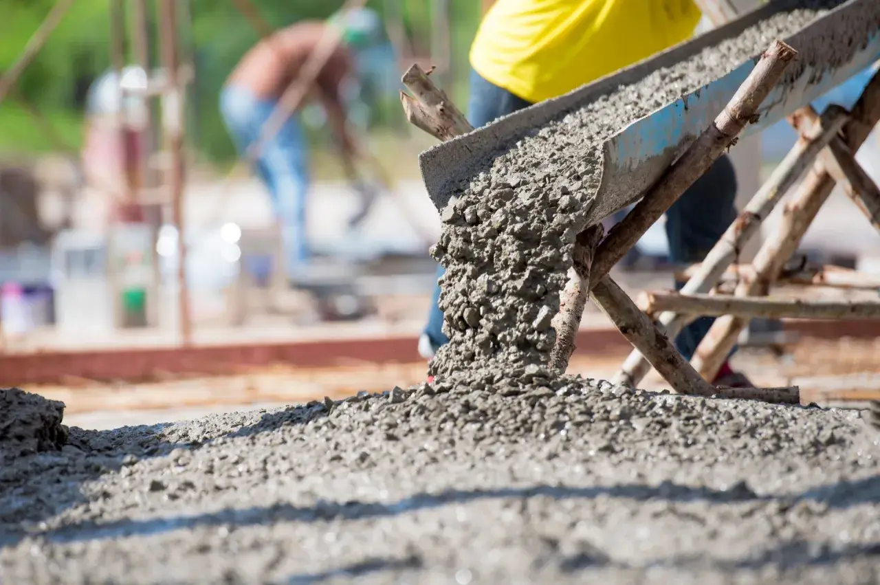 Betoniarka wylewa świeży beton na plac budowy.