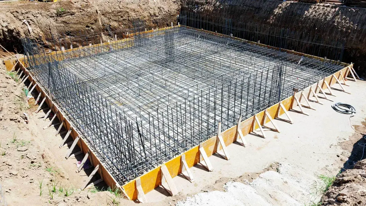 Siatka zbrojeniowa na fundamenty, gotowa do zalania betonem. Solidna konstrukcja zapewnia wytrzymałość.