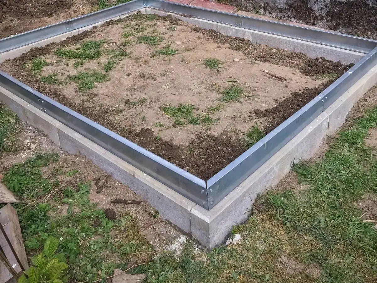 Fundament pod szklarnię z bloczk&oacute;w betonowych i metalowych profili. Solidna podstawa, z kt&oacute;rej zrobić fundament pod szklarnię.