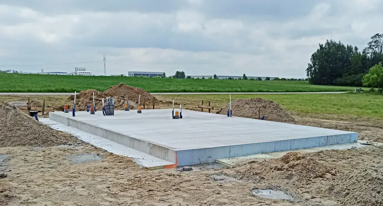 Płyta fundamentowa, czyli jedne z najlepszych fundamentów pod dom parterowy, gotowa do dalszych prac.